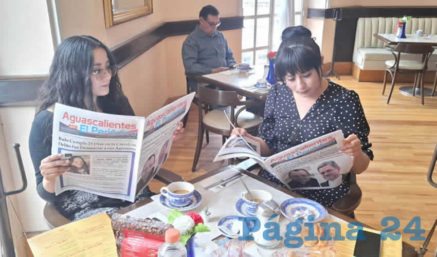 Grupo de personas desayunando.