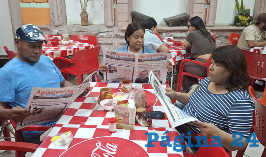 Grupo de personas desayunando.