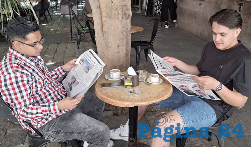 Grupo de personas desayunando.