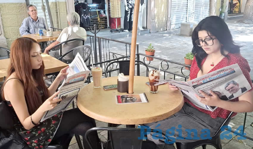 Grupo de personas desayunando.