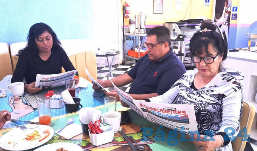 Grupo de personas desayunando.