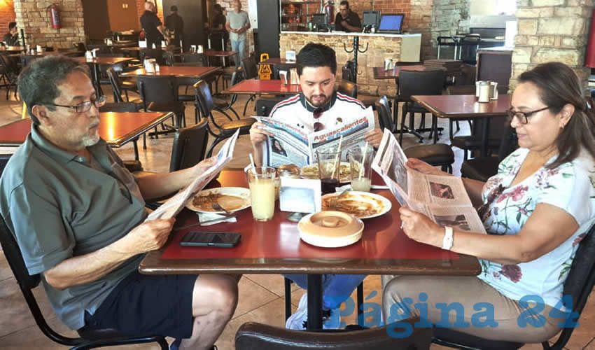 Grupo de personas desayunando.