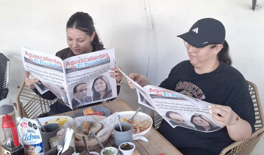 Grupo de personas desayunando.