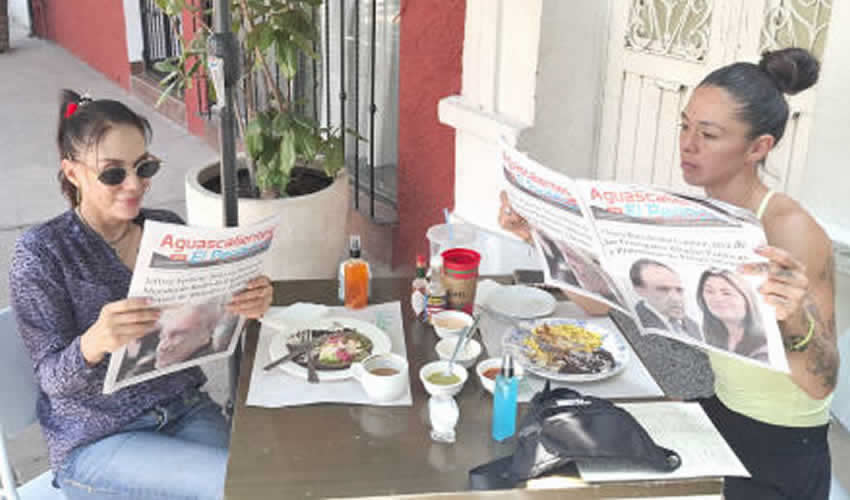 Grupo de personas desayunando.