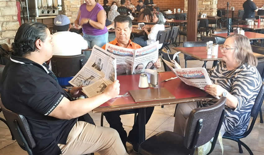 Grupo de personas desayunando.