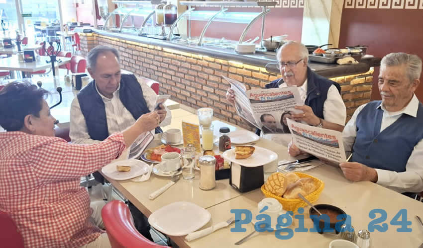 Grupo de personas desayunando.