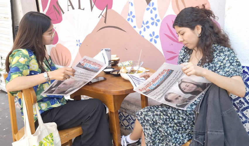 Grupo de personas desayunando.