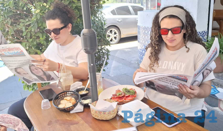 Grupo de personas desayunando.