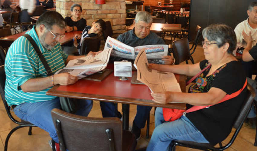 Grupo de personas desayunando.