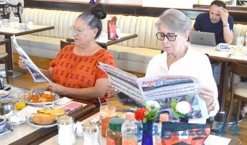 Grupo de personas desayunando.