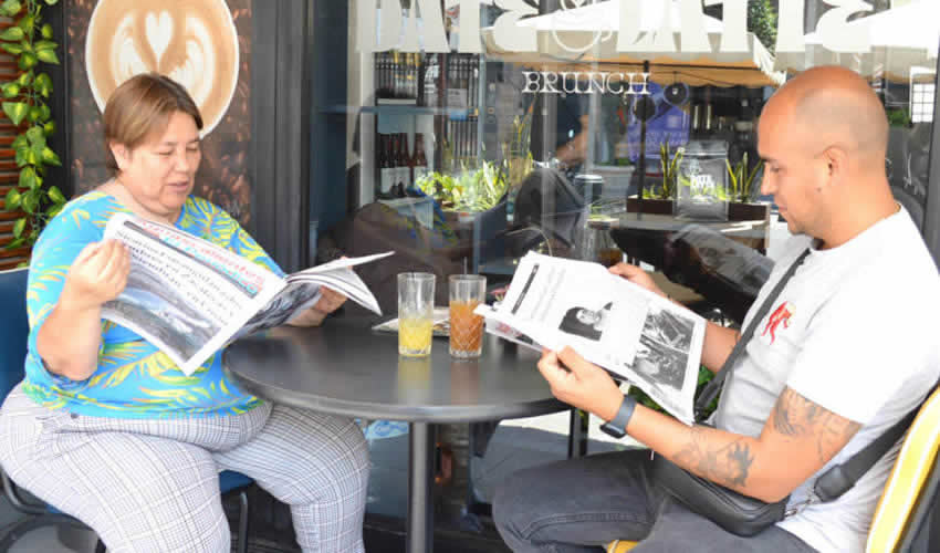 Grupo de personas desayunando.