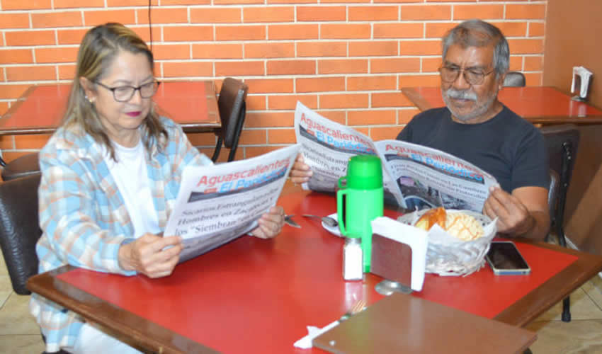 Grupo de personas desayunando.