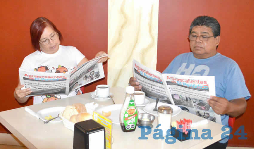 Grupo de personas desayunando.