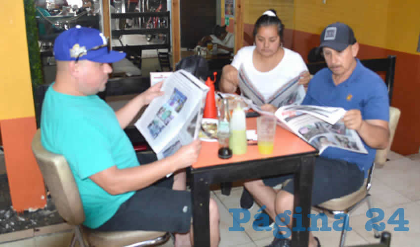 Grupo de personas desayunando.
