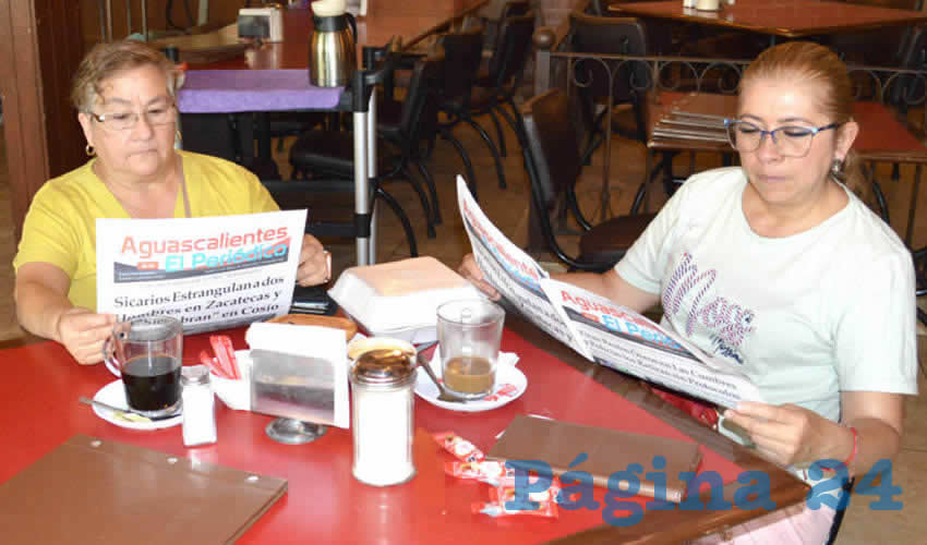 Grupo de personas desayunando.
