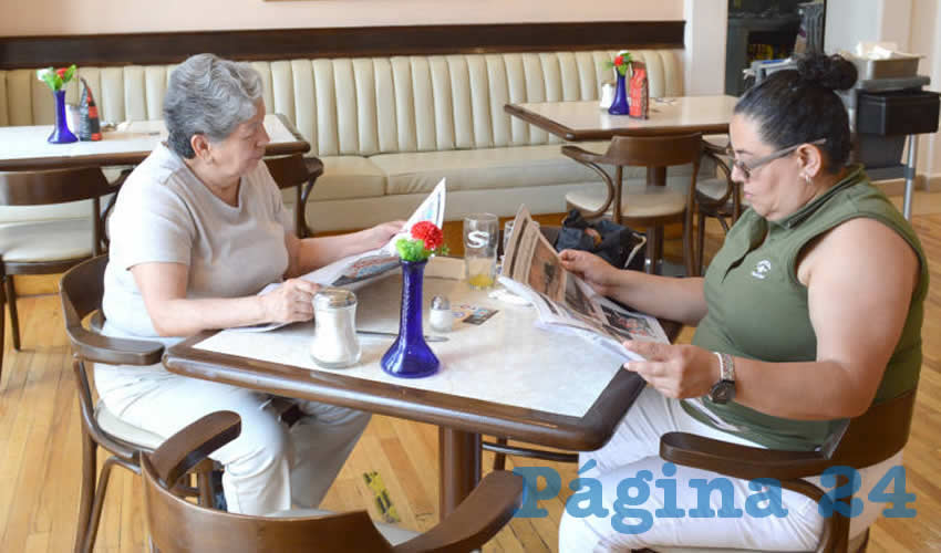 Grupo de personas desayunando.