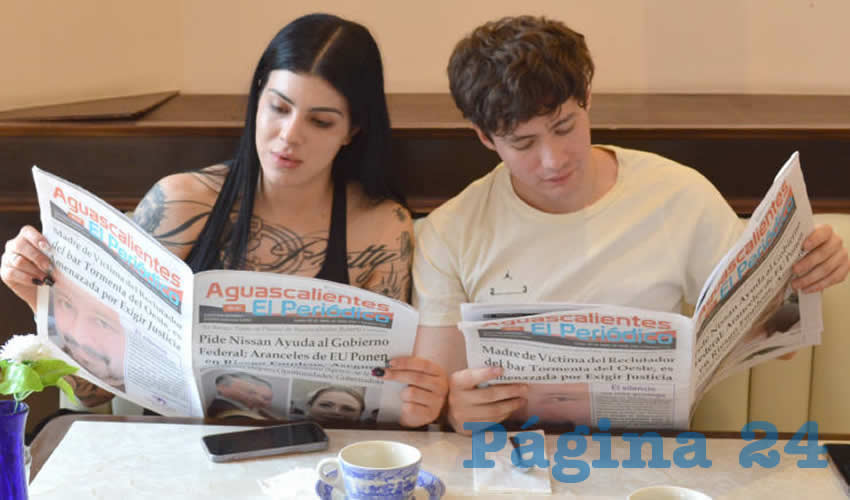 Grupo de personas desayunando.