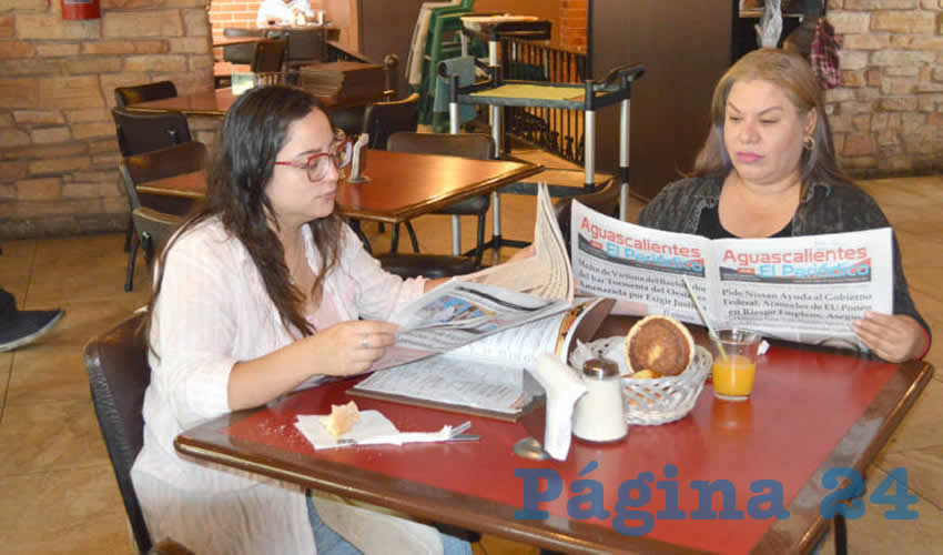 Grupo de personas desayunando.