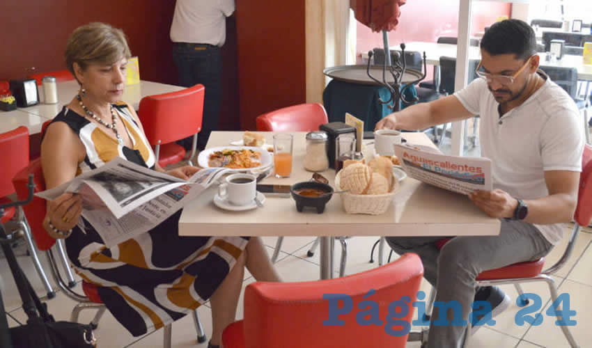 Grupo de personas desayunando.