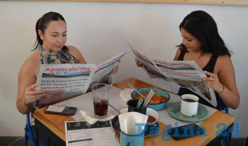 Grupo de personas desayunando.