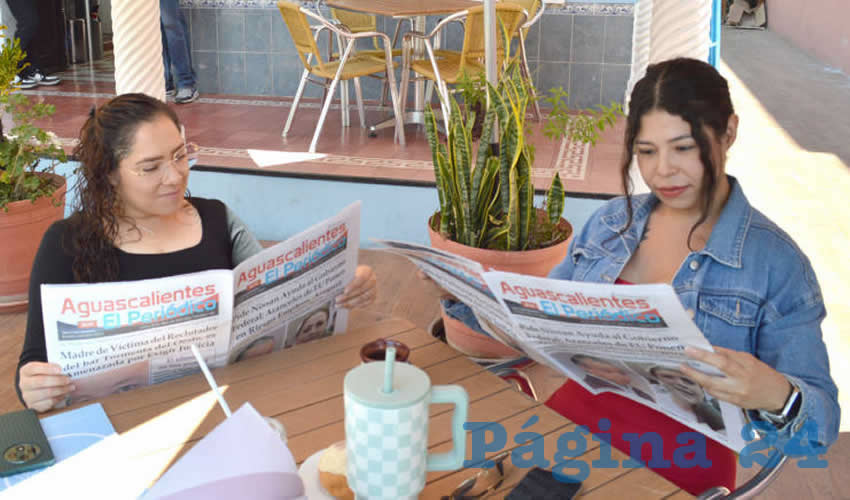 Grupo de personas desayunando.