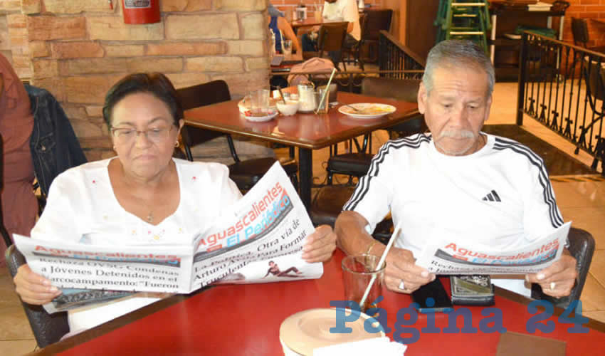 Grupo de personas desayunando.