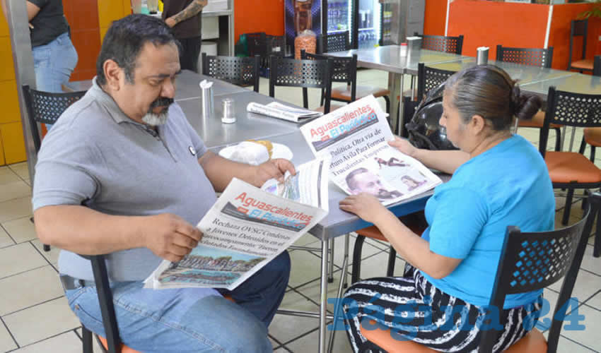Grupo de personas desayunando.