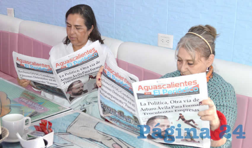Grupo de personas desayunando.