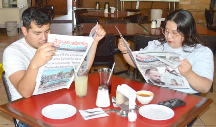 Grupo de personas desayunando.
