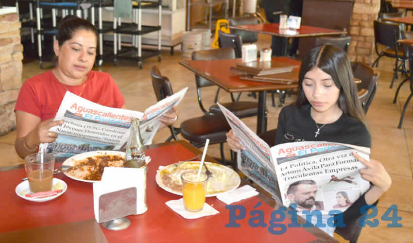 Grupo de personas desayunando.