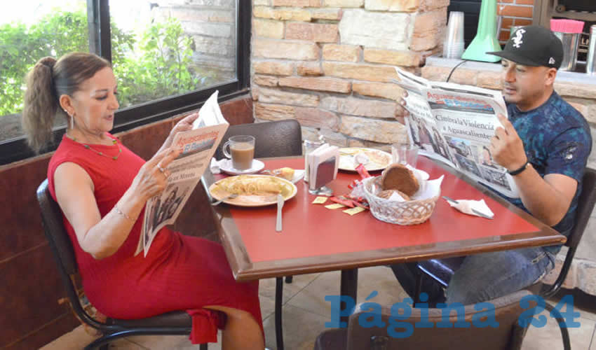 Grupo de personas desayunando.