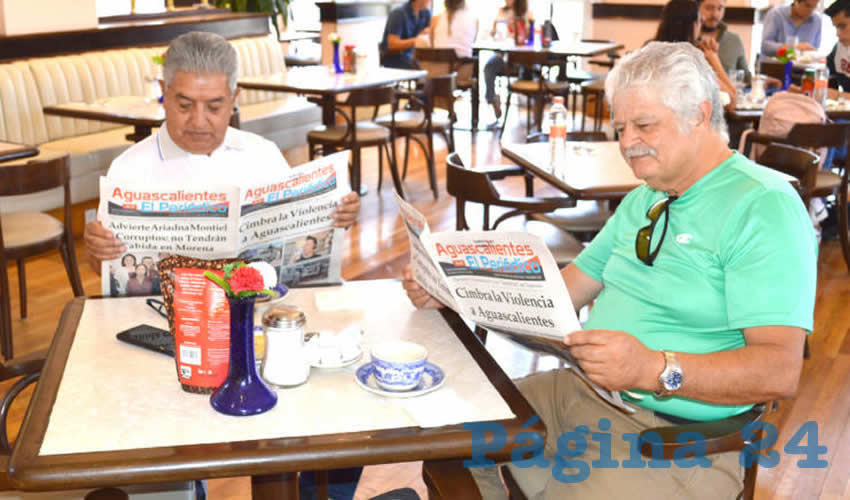 Grupo de personas desayunando.