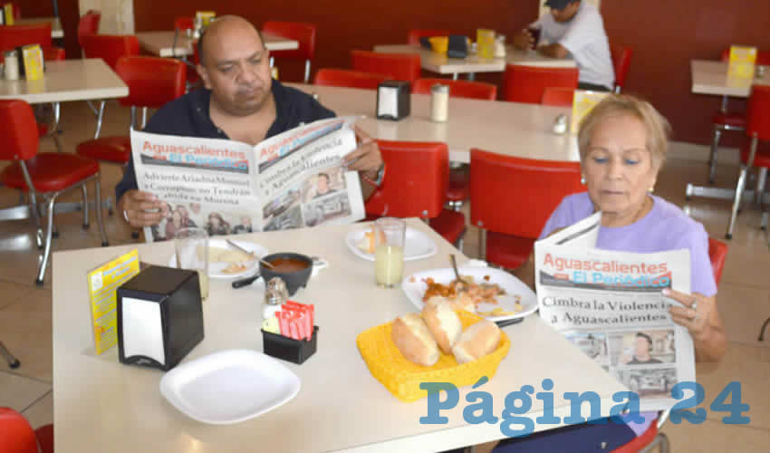 Grupo de personas desayunando.