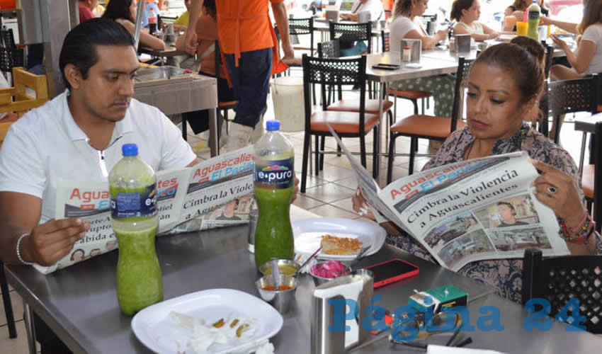 Grupo de personas desayunando.