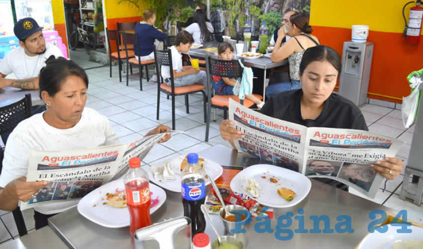 Grupo de personas desayunando.