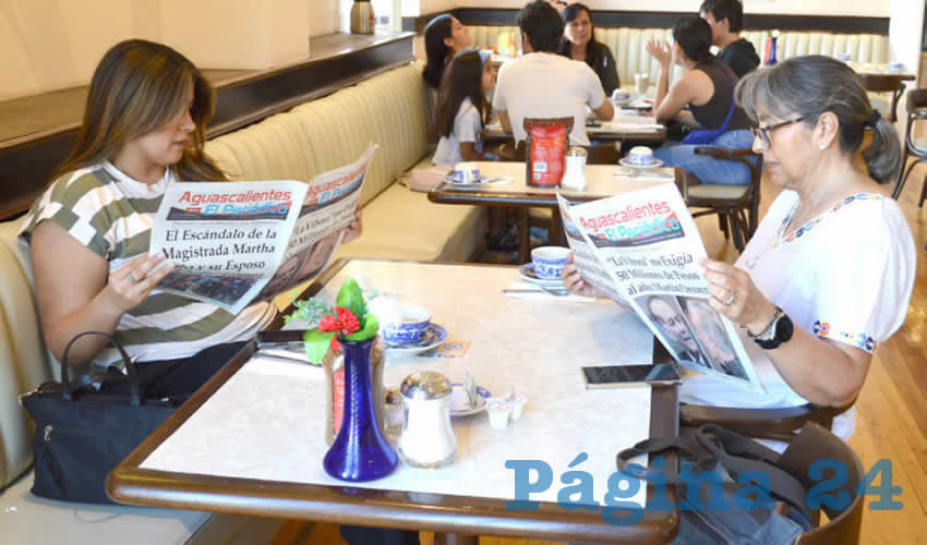 Grupo de personas desayunando.