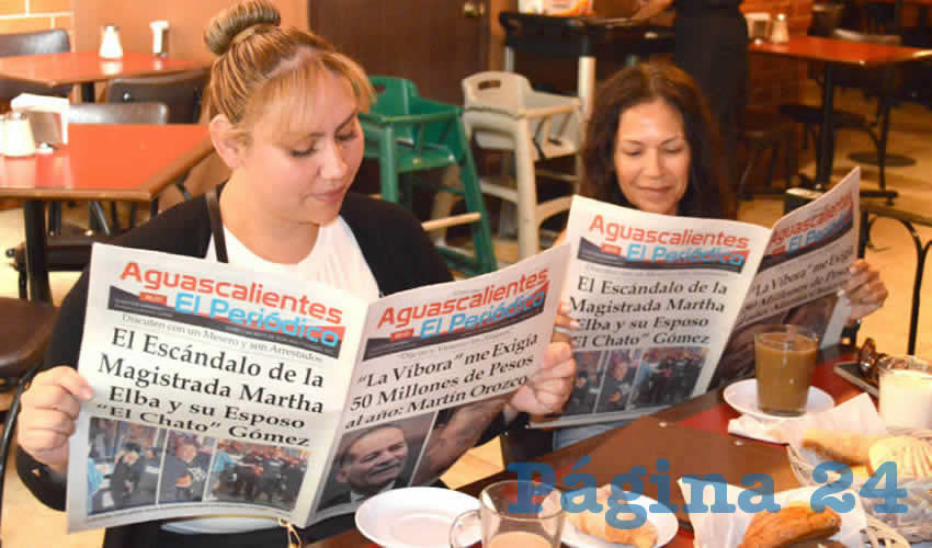 Grupo de personas desayunando.