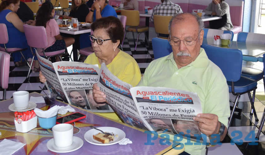Grupo de personas desayunando.
