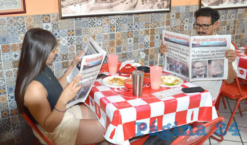 Grupo de personas desayunando.