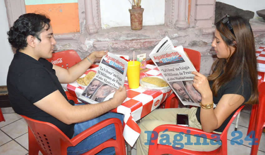 Grupo de personas desayunando.
