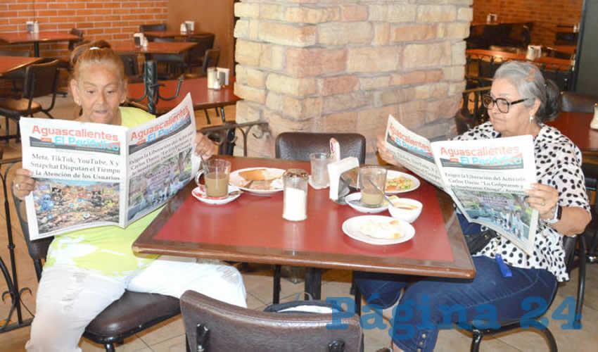Grupo de personas desayunando.