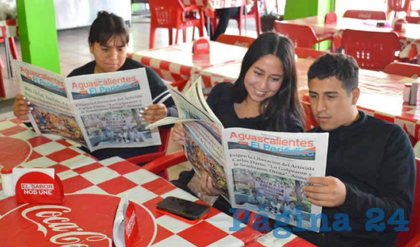 Grupo de personas desayunando.