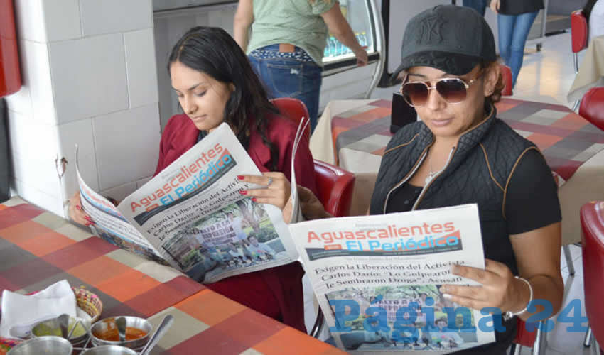 Grupo de personas desayunando.