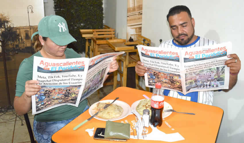 Grupo de personas desayunando.