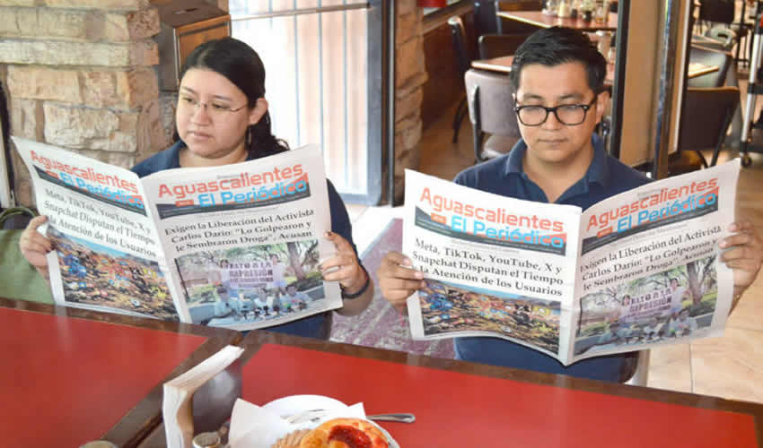 Grupo de personas desayunando.