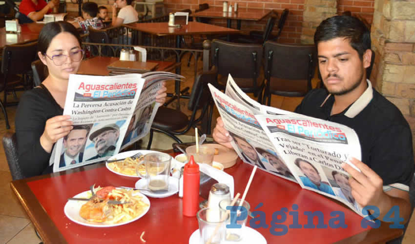 Grupo de personas desayunando.