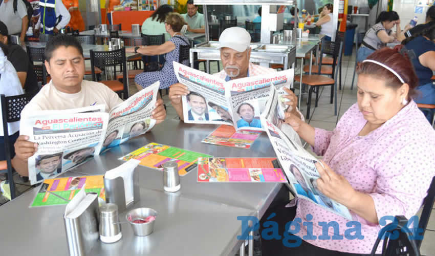 Grupo de personas desayunando.