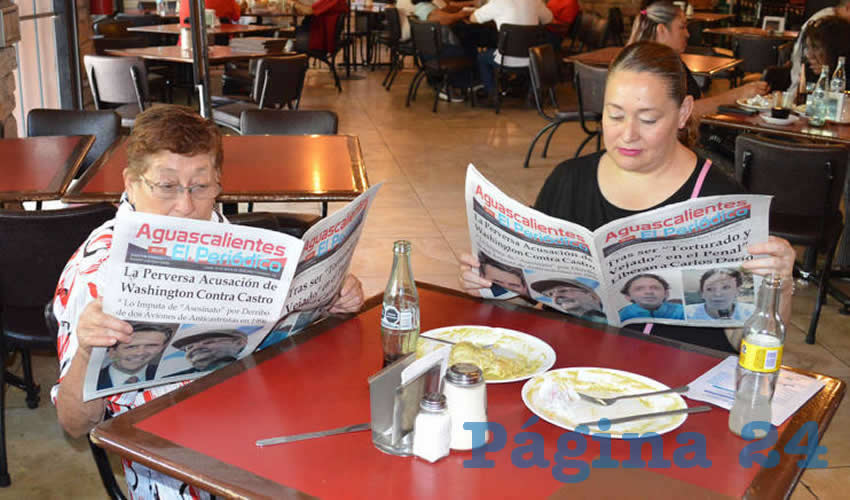 Grupo de personas desayunando.