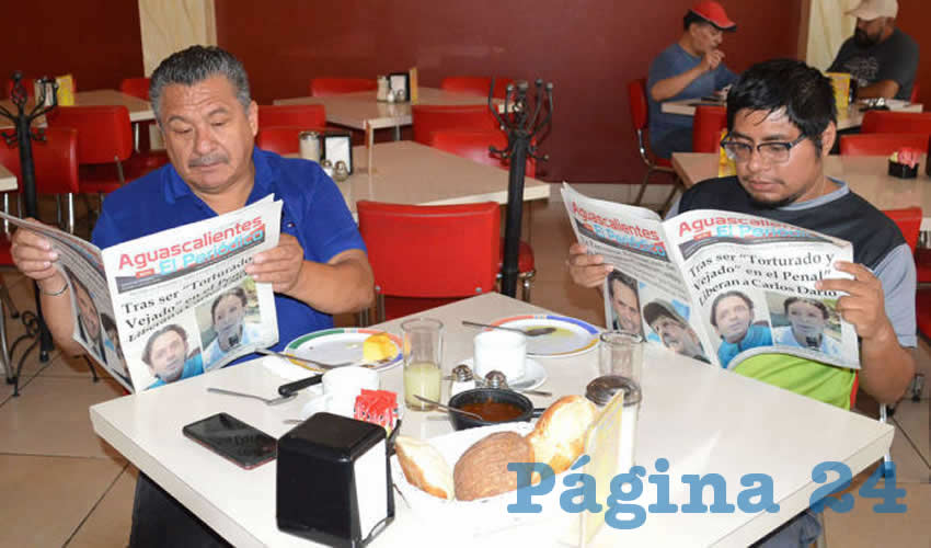 Grupo de personas desayunando.