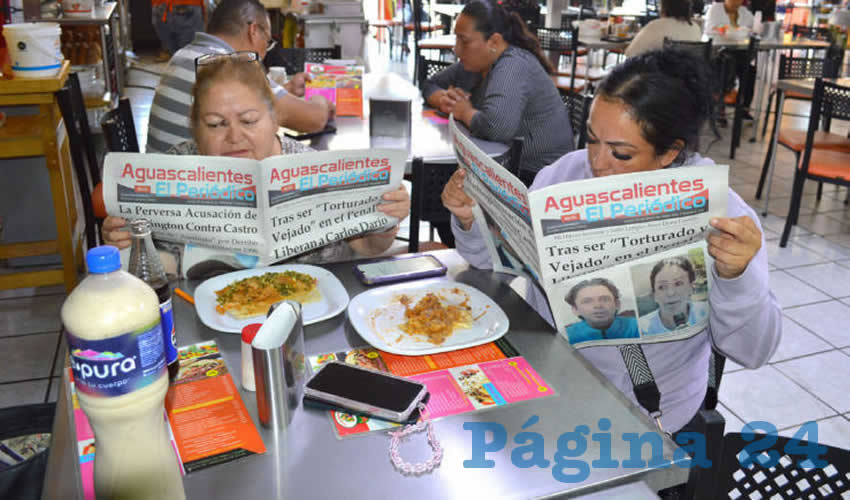 Grupo de personas desayunando.